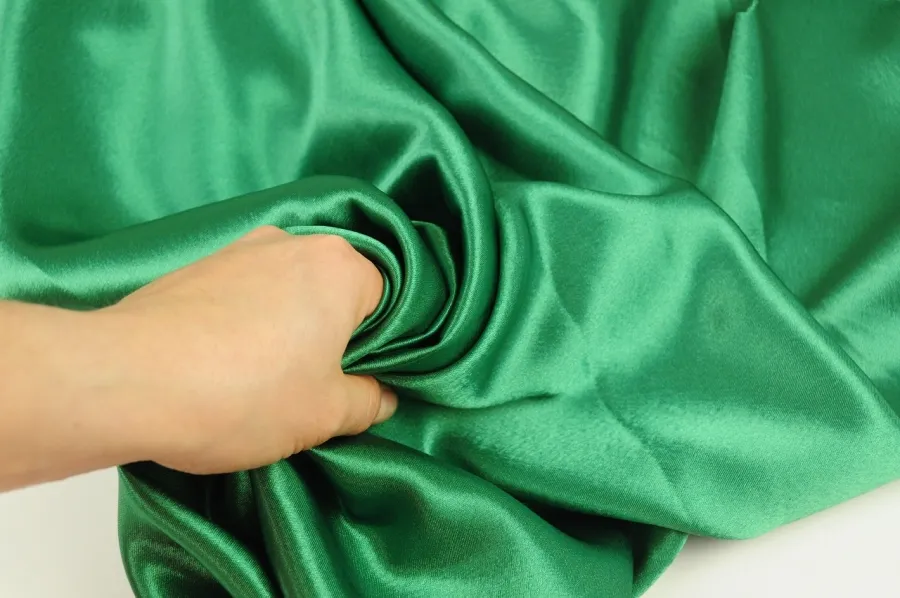 Образец сатиновой ткани с гладкой блестящей поверхностью - техника сатинового плетения