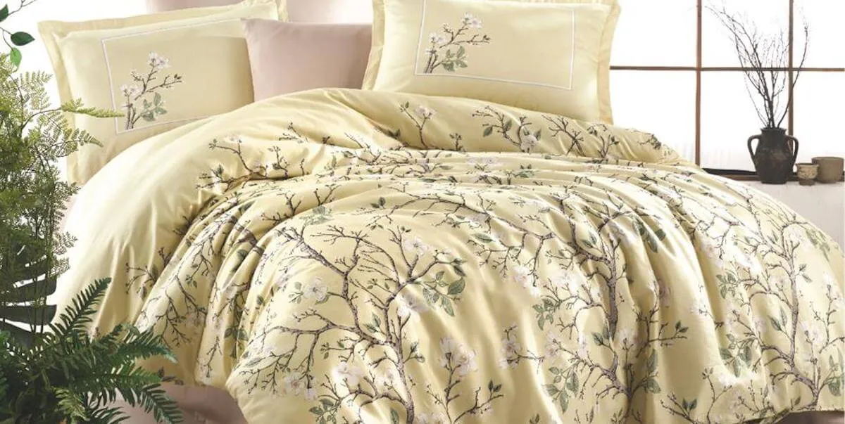 Разнообразные комплекты постельного белья из натуральных тканей (сатин, хлопок, лен) в интерьере спальни